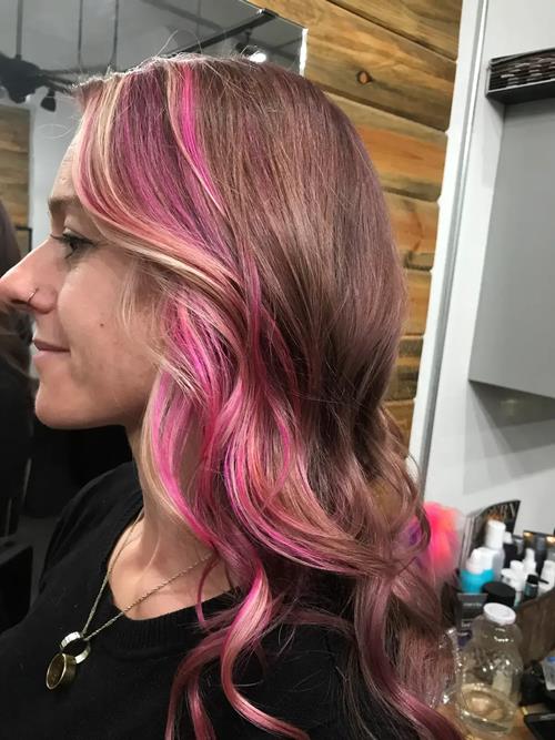 Hair Extensions photo, Denver Colorado. You don’t have to go crazy to get fun, pops and color. We di(..)